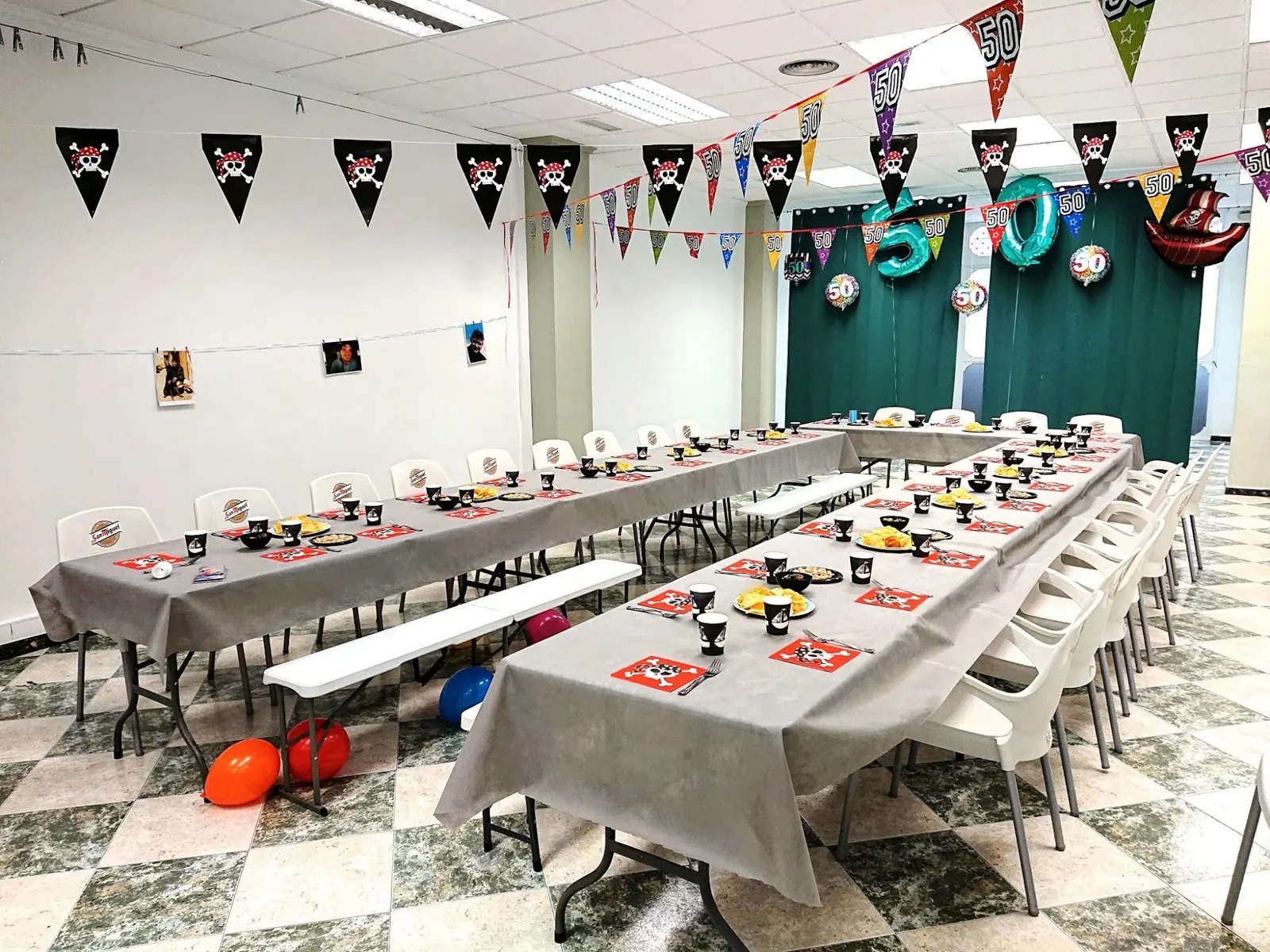 Mesas preparadas para una fiesta de 50 cumpleaños en la sala de Lacasa